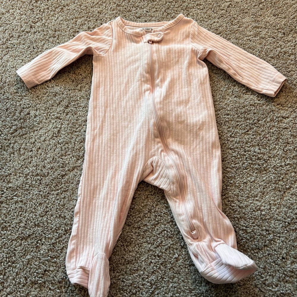 ❤️5 For $20❤️ Carter’s Light Pink One Piece Baby Girls Sleeper

Size 6 Months